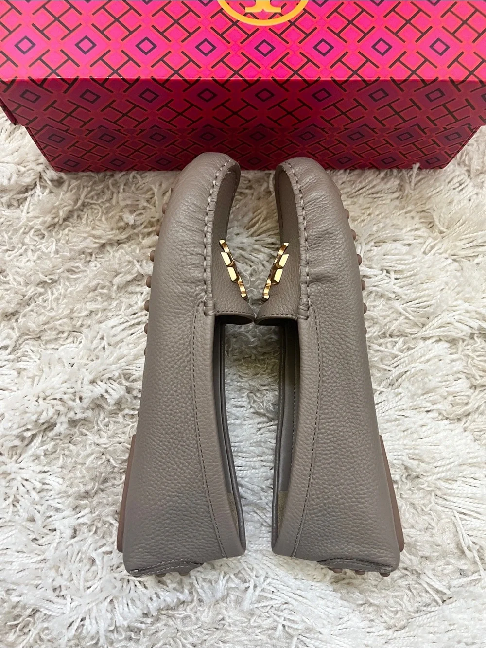 Like New— Tory Burch French Gray Leather Loafers with Gold Logo Accent Size 8